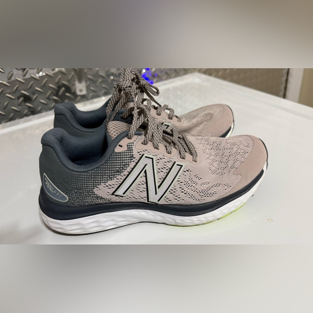 New Balance Fresh Foam 680 V7 Running Shoes Womens Size 7 B Pink Grey